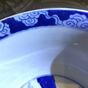 Een blauw-witte Chinese kom met een rivierscène, Kangxi — foto 8
