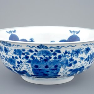 Een blauw-witte Chinese kom met floraal decor en draken, Kangxi — foto 1