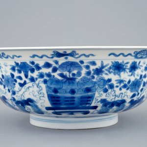 Een blauw-witte Chinese kom met floraal decor en draken, Kangxi — foto 3