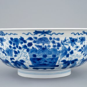 Een blauw-witte Chinese kom met floraal decor en draken, Kangxi — foto 4