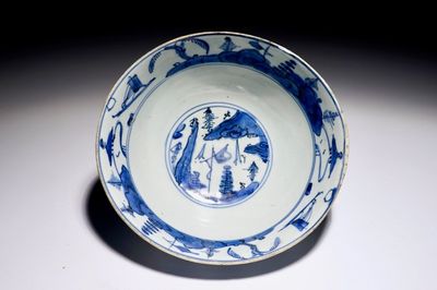 Een blauw-witte Chinese kom met landschapsdecor, Ming, Wanli/Jiajing
