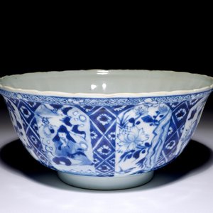 Een blauw-witte Chinese kom met vlakverdeling in Kangxi-stijl, 19e eeuw — foto 1