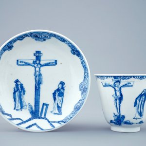 Een blauw-witte Chinese kop en schotel met "De kruisiging", Kangxi — foto 2