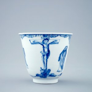 Een blauw-witte Chinese kop en schotel met "De kruisiging", Kangxi — foto 5
