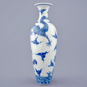 Een blauw-witte Chinese meiping vaas met draken, Kangxi merk, 19e eeuw — foto 3