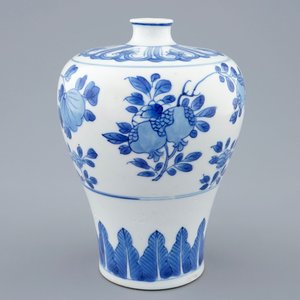 Een blauw-witte Chinese meiping vaas met floraal decor, Kangxi — foto 1