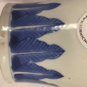Een blauw-witte Chinese meiping vaas met floraal decor, Kangxi — foto 4