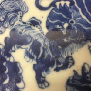 Een blauw-witte Chinese octagonale schotel met foo honden, 19e eeuw — foto 3