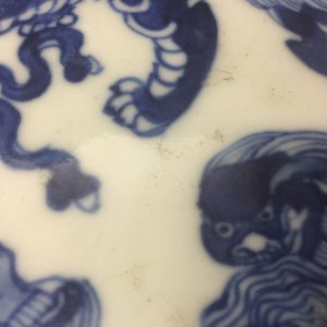 Een blauw-witte Chinese octagonale schotel met foo honden, 19e eeuw — foto 4