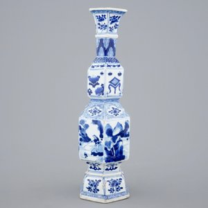 Een blauw-witte Chinese octagonale vaas, Kangxi — foto 2