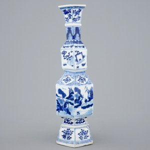 Een blauw-witte Chinese octagonale vaas, Kangxi — foto 4