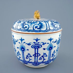 Een blauw-witte Chinese ronde dekseldoos, Kangxi — foto 3