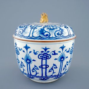 Een blauw-witte Chinese ronde dekseldoos, Kangxi — foto 5