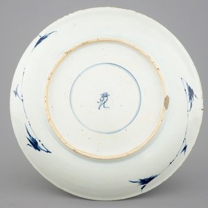 Een blauw-witte Chinese schotel met floraal decor, Kangxi — foto 2