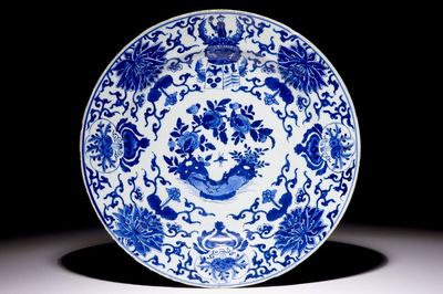 Een blauw-witte Chinese schotel voor de Nederlandse markt met het wapen van Pelgrom, Kangxi