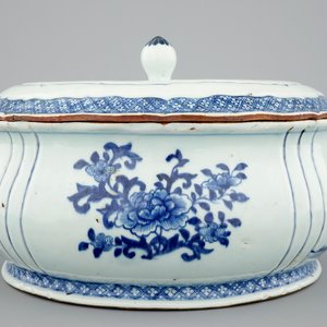 Een blauw-witte Chinese terrine met deksel, Qianlong, 18e eeuw — foto 1