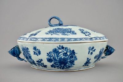 Een blauw-witte Chinese terrine met deksel, Qianlong