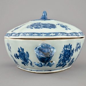 Een blauw-witte Chinese terrine met deksel, Qianlong — foto 4