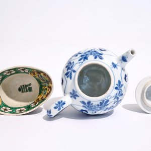 Een blauw-witte Chinese theepot met lange Lijzen en een verte biscuit libatie beker, Kangxi — foto 6
