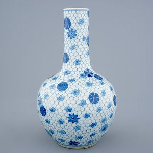 Een blauw-witte Chinese tianqiuping bolvaas, 19e eeuw — foto 4