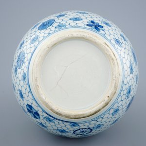 Een blauw-witte Chinese tianqiuping bolvaas, 19e eeuw — foto 6