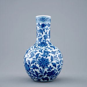 Een blauw-witte Chinese tianqiuping bolvaas met lotus decor, 19/20e eeuw — foto 3