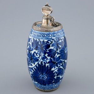 Een blauw-witte Chinese tonvormige gin fles met zilveren montuur, Kangxi — foto 1