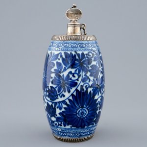 Een blauw-witte Chinese tonvormige gin fles met zilveren montuur, Kangxi — foto 2