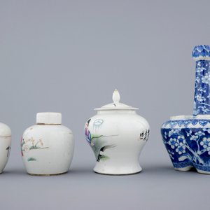 Een blauw-witte Chinese tulpenvaas en 3 kleine famille rose dekselvaasjes, 19e eeuw — foto 5