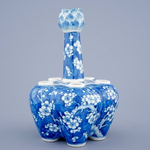 Een blauw-witte Chinese tulpenvaas met decor van prunussen, 19e eeuw — foto 3