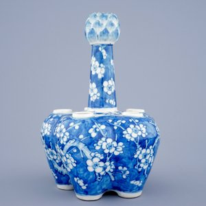 Een blauw-witte Chinese tulpenvaas met decor van prunussen, 19e eeuw — foto 4