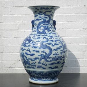 Een blauw-witte Chinese vaas met decor van draken en olifanten als handvaten, 19/20e eeuw — foto 8