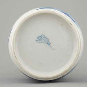 Een blauw-witte Chinese vaas met een bergachtig rivierlandschap, Kangxi — foto 6