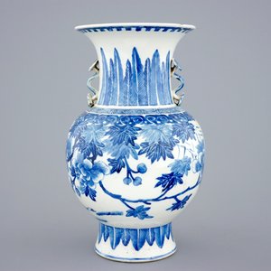 Een blauw-witte Chinese vaas met ruyi handvaten en een Kangxi-stijl bord, 19e eeuw — foto 2