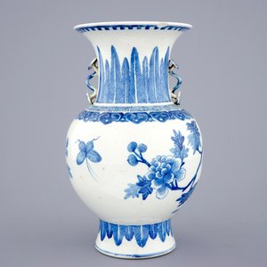 Een blauw-witte Chinese vaas met ruyi handvaten en een Kangxi-stijl bord, 19e eeuw — foto 4