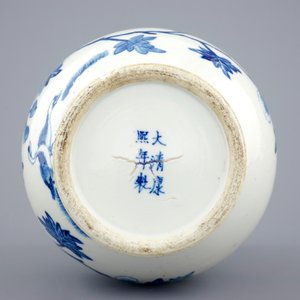 Een blauw-witte Chinese vaas met ruyi handvaten en een Kangxi-stijl bord, 19e eeuw — foto 7