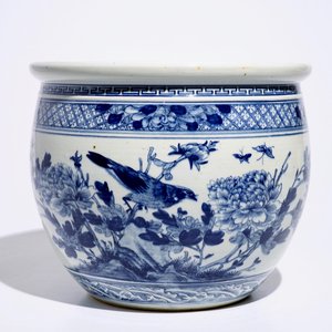 Een blauw-witte Chinese viskom met vogels tussen bloemen, 19e eeuw — foto 4