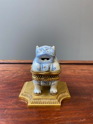Een blauw-witte Chinese wierookbrander in de vorm van een Luduan met vergulde bronzen montuur, Wanli — foto 1