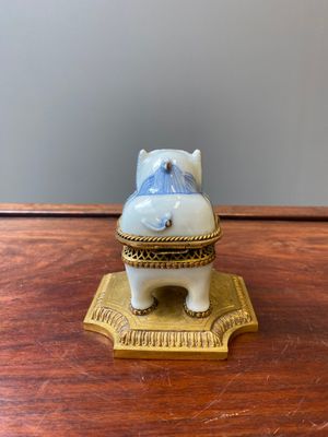 Een blauw-witte Chinese wierookbrander in de vorm van een Luduan met vergulde bronzen montuur, Wanli — foto 3