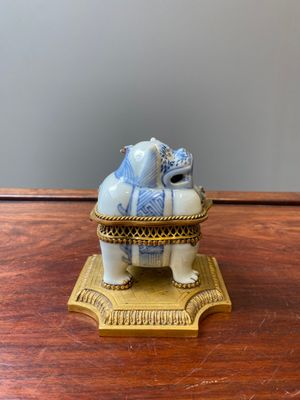 Een blauw-witte Chinese wierookbrander in de vorm van een Luduan met vergulde bronzen montuur, Wanli — foto 4