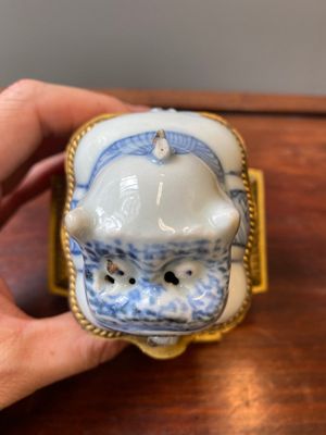Een blauw-witte Chinese wierookbrander in de vorm van een Luduan met vergulde bronzen montuur, Wanli — foto 5