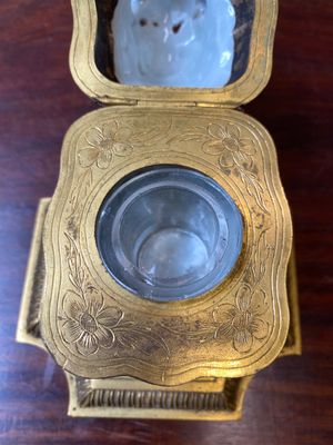 Een blauw-witte Chinese wierookbrander in de vorm van een Luduan met vergulde bronzen montuur, Wanli — foto 7