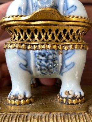 Een blauw-witte Chinese wierookbrander in de vorm van een Luduan met vergulde bronzen montuur, Wanli — foto 9