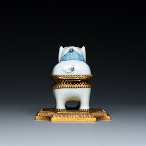 Een blauw-witte Chinese wierookbrander in de vorm van een Luduan met vergulde bronzen montuur, Wanli — foto 3