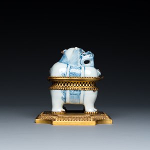 Een blauw-witte Chinese wierookbrander in de vorm van een Luduan met vergulde bronzen montuur, Wanli — foto 4