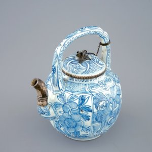 Een blauw-witte Chinese wijn- of theepot met zilveren montuur, Ming Dynastie, Wanli, 1573-1619 — foto 1