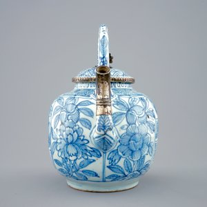 Een blauw-witte Chinese wijn- of theepot met zilveren montuur, Ming Dynastie, Wanli, 1573-1619 — foto 3