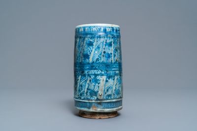 Een blauw-witte cylindrische Islamitische aardewerken vaas, Syrië of Iran, 19e eeuw