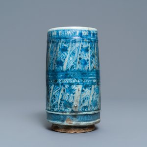 Een blauw-witte cylindrische Islamitische aardewerken vaas, Syrië of Iran, 19e eeuw — foto 1