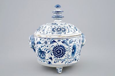 Een blauw-witte dekselkom met floraal decor en mascarons, Harlingen, Friesland, 18e eeuw